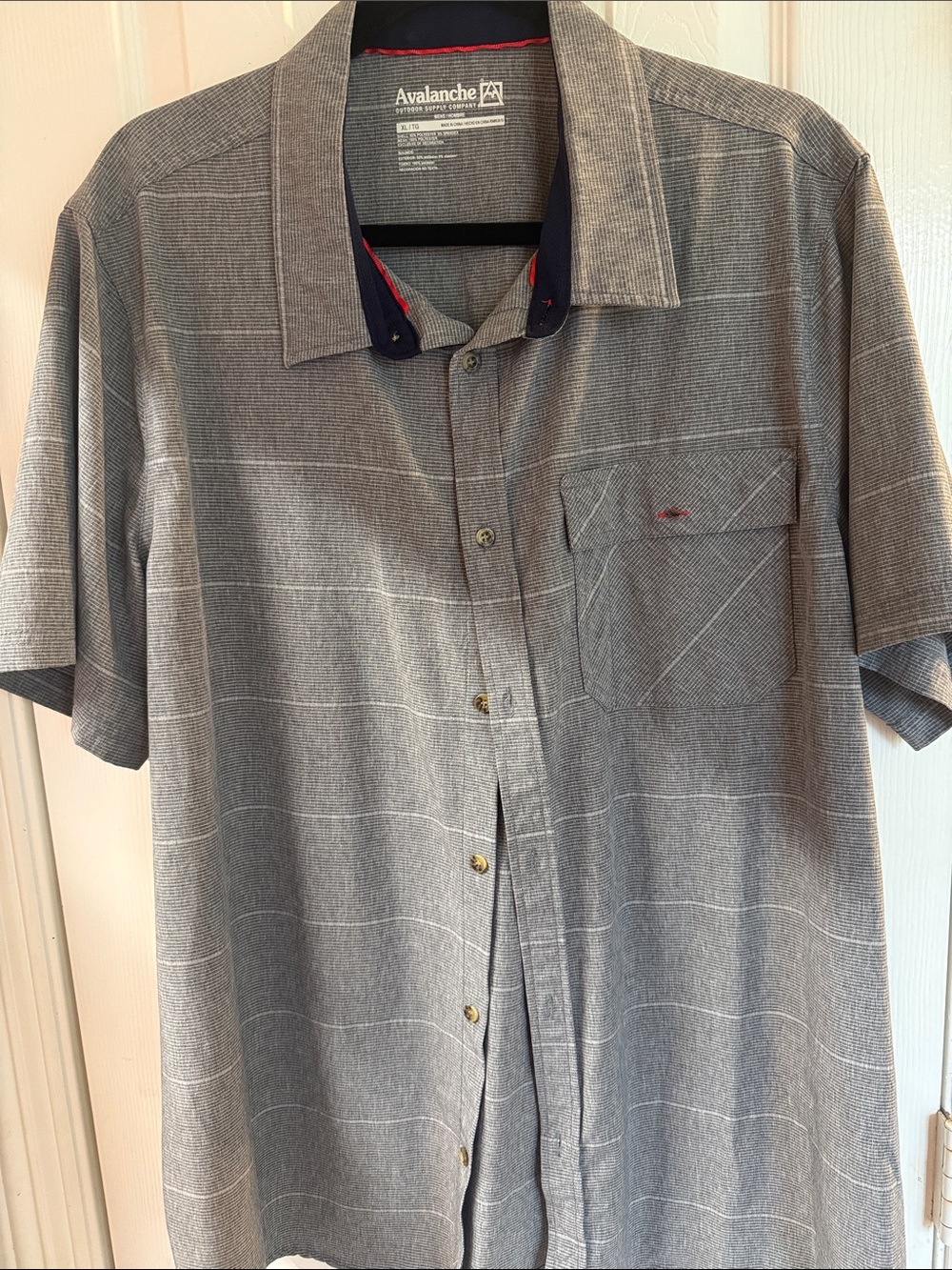Avalanche Men's Gray Short-Sleeve Button Down Shirt with Navy Collar Trim
